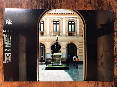 Photograph of a courtyard in Lima, by Daniella Gandolfo